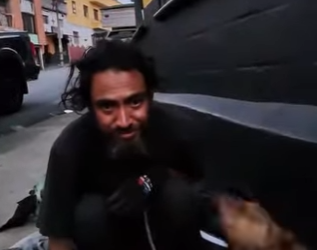 Quedó feliz con sus regalitos (Parte 2)